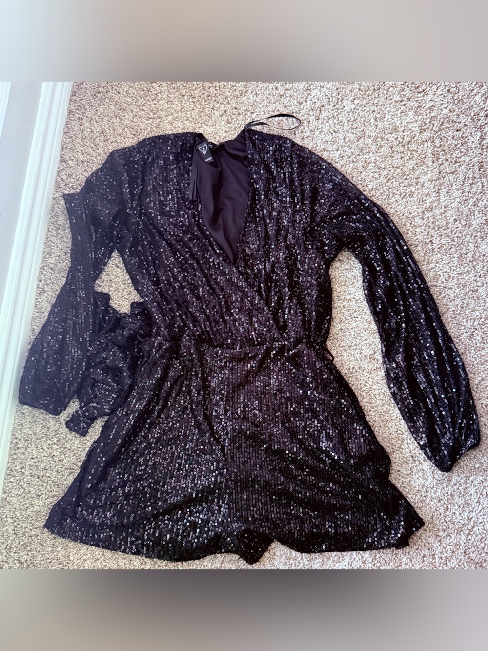 Windsor Black Sequin Long Sleeve V-Neck Shorts Romper Size Large Party Clubwear